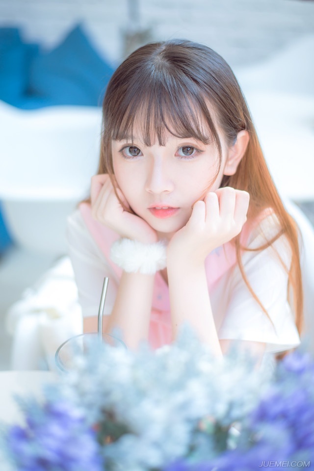“张任想必已经被诸位囚禁，可对？”庞统没有接话，而是反问道，这种时候，自然不能正大光明的将自己的看法提出来，说我要你们投降，那对方本能的会产生抵触。